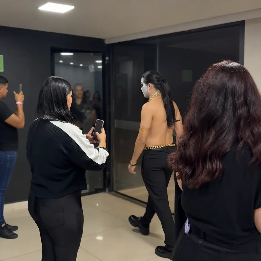 Pessoa chegando a um evento